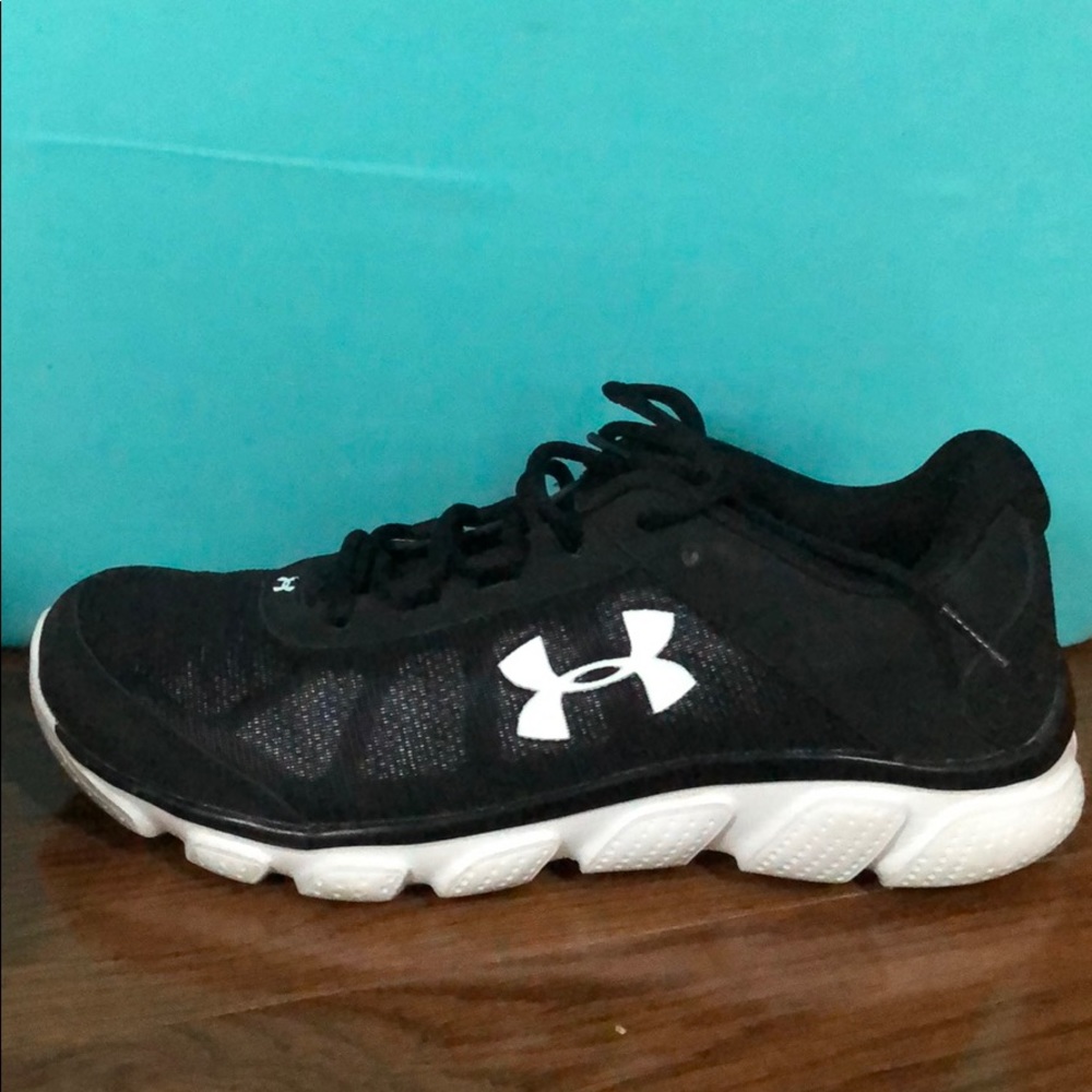 UNDER ARMOUR BLACK RUNNING SHOES